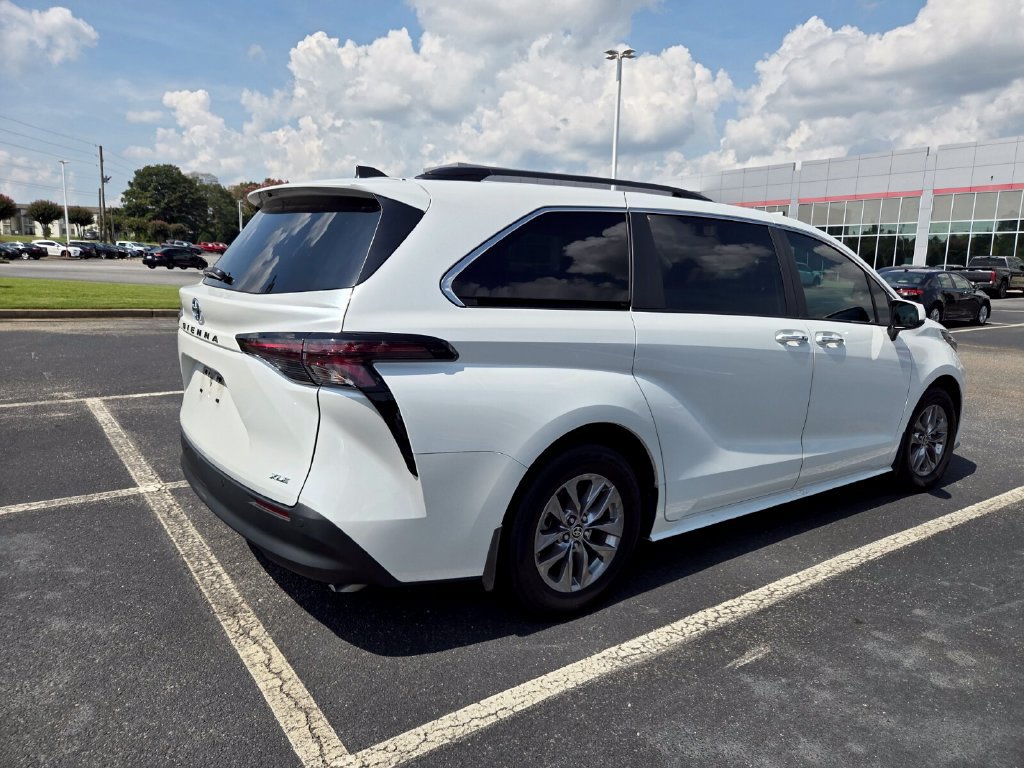 Used 2025 Toyota Sienna XLE w/ XLE Plus Package FWD image 8