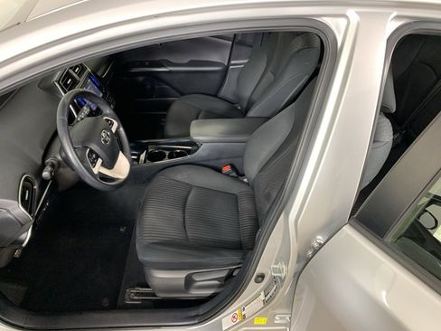 Used 2018 Toyota Prius Three image 27