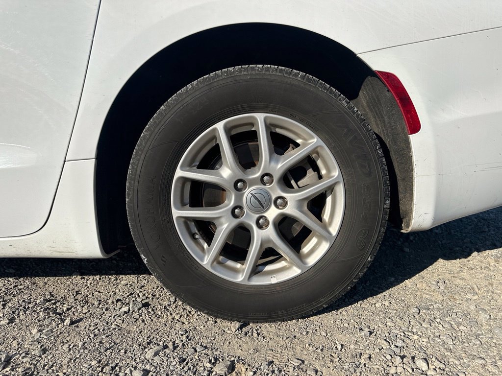 Used 2025 Chrysler Pacifica Select FWD image 4