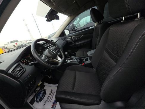 Used 2019 Nissan Rogue SV image 3