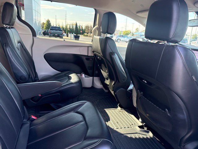 Used 2023 Chrysler Pacifica Touring-L AWD/4WD image 25