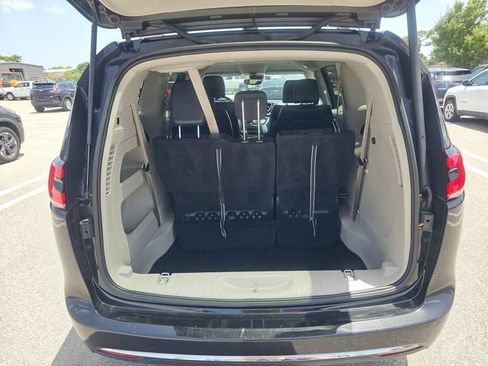 Used 2022 Chrysler Pacifica Touring-L FWD image 11
