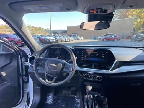 Used 2025 Chevrolet Trax LT image 30