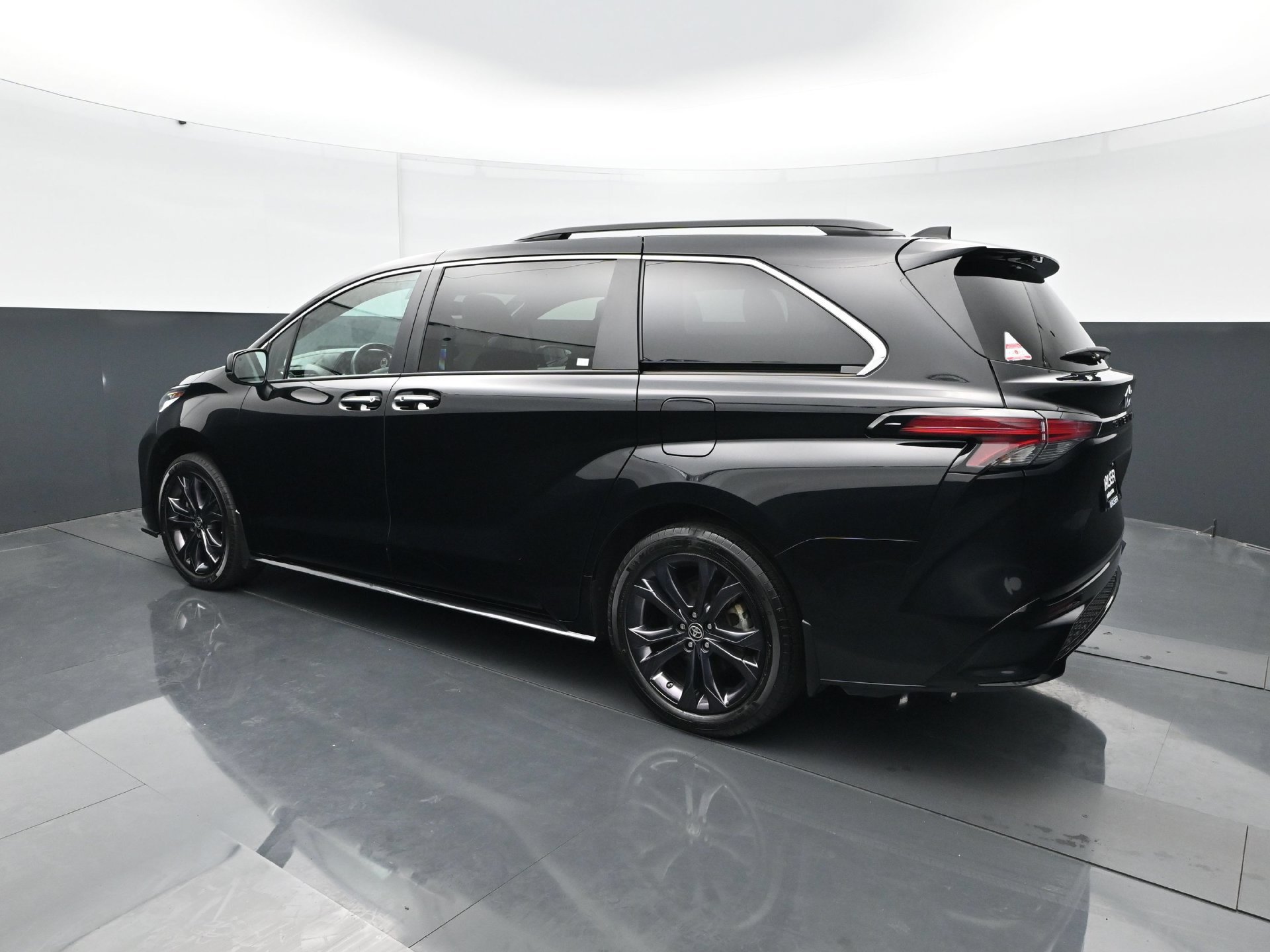 Used 2022 Toyota Sienna XSE FWD image 4