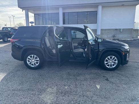 Used 2023 Chevrolet Traverse LS image 8