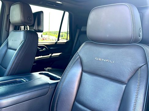Used 2021 GMC Yukon Denali w/ Denali Premium Package image 14