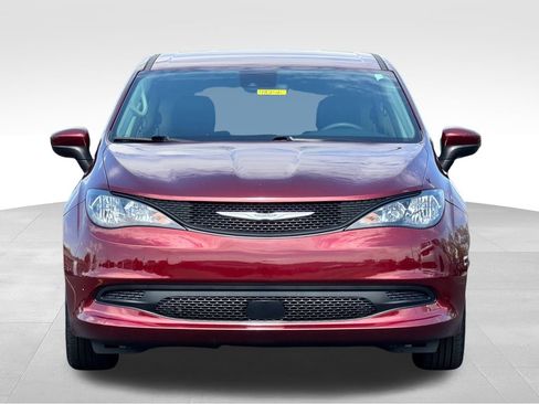 Used 2023 Chrysler Voyager LX FWD image 2