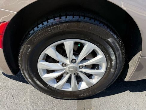 Used 2017 Chrysler Pacifica Touring-L image 44