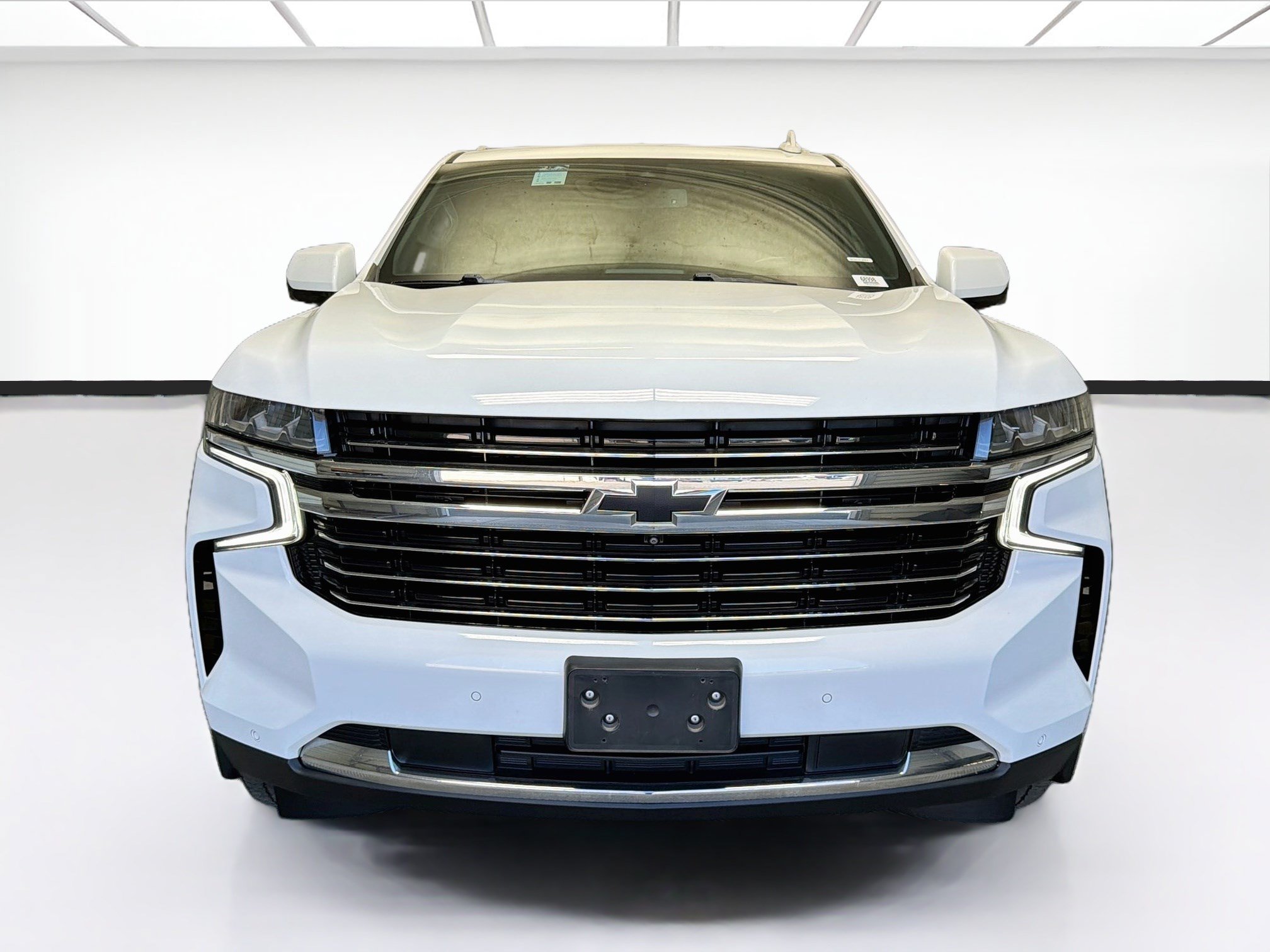 Used 2022 Chevrolet Suburban LT w/ Luxury Package RWD image 2