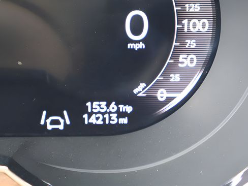 Used 2024 Bentley Bentayga Extended Wheelbase AWD/4WD image 28