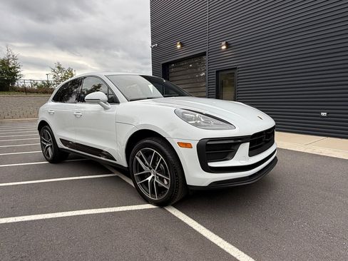 Certified 2025 Porsche Macan image 7