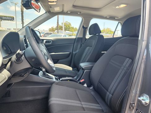 Used 2025 Hyundai Venue SEL FWD image 11