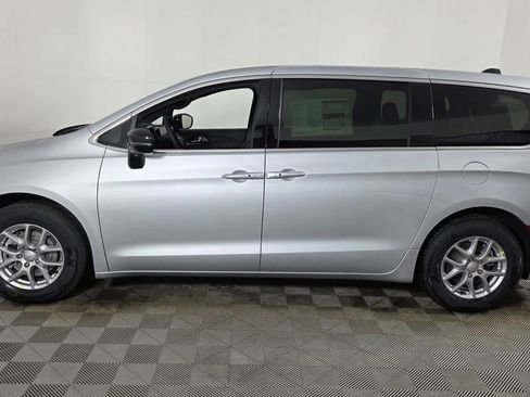 New 2026 Chrysler Pacifica Select FWD image 4