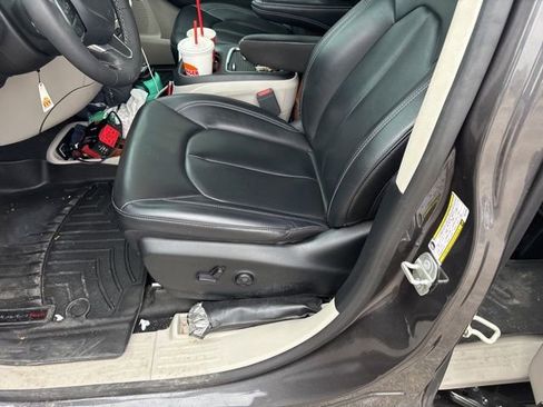 Used 2023 Chrysler Pacifica Touring-L image 5