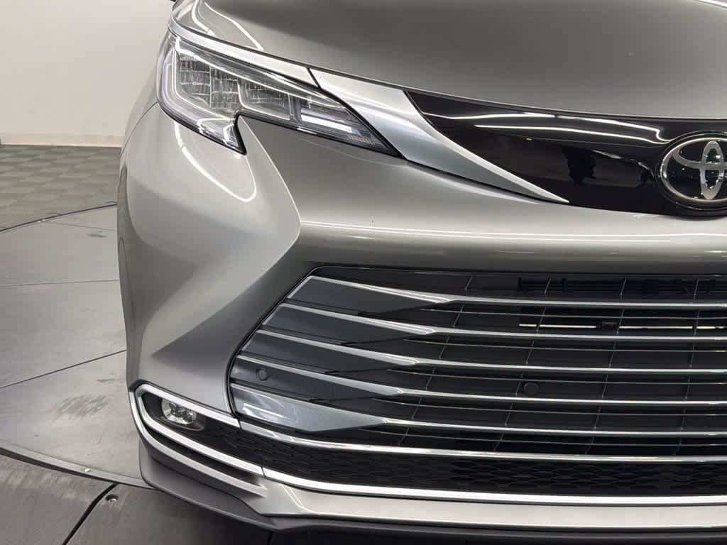 Certified 2026 Toyota Sienna Limited FWD image 9