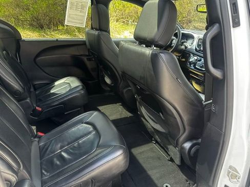 Used 2022 Chrysler Pacifica Touring-L w/ S Appearance Package FWD image 18