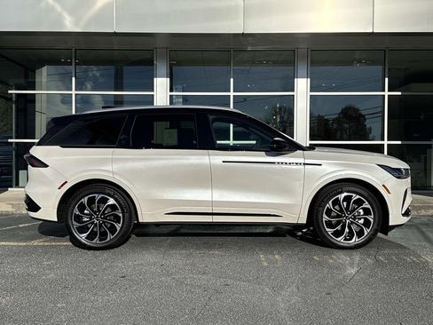 New 2026 Lincoln Nautilus Reserve image 8