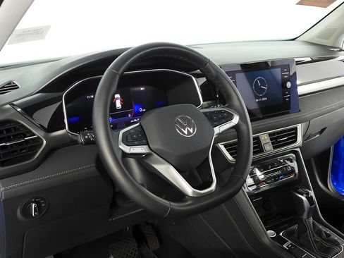 Used 2025 Volkswagen Taos SE FWD image 31
