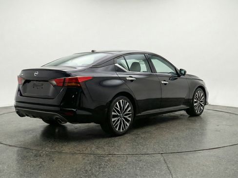 Used 2025 Nissan Altima 2.5 SV FWD image 9