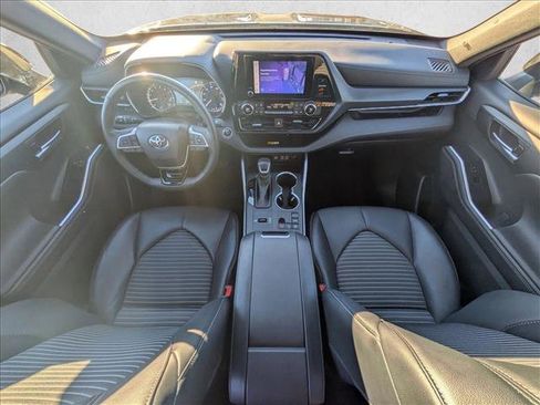 Used 2024 Toyota Highlander XSE image 18