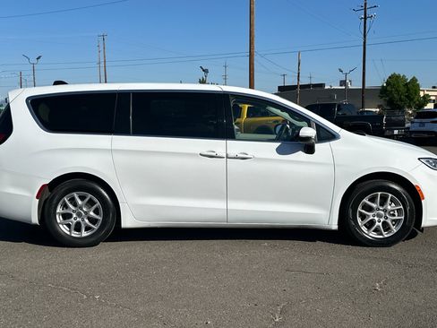 Used 2023 Chrysler Pacifica Touring-L FWD image 3
