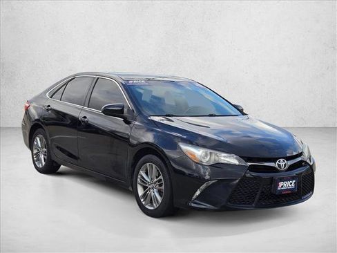 Used 2017 Toyota Camry SE image 3