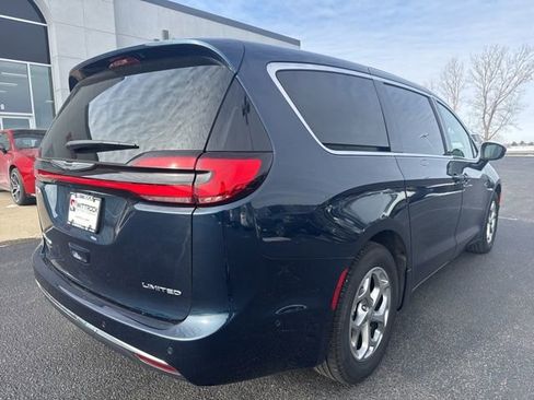 Used 2024 Chrysler Pacifica Limited image 9