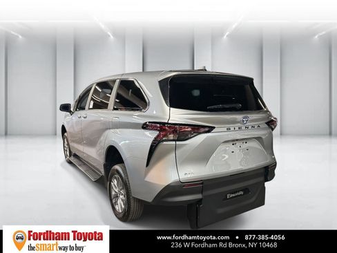 Used 2025 Toyota Sienna LE image 5