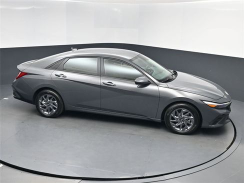Certified 2024 Hyundai Elantra Blue image 17