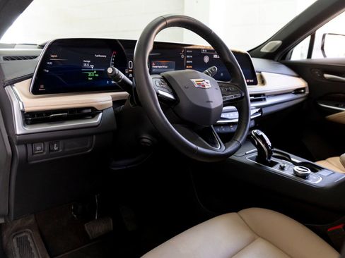 Used 2025 Cadillac XT4 Premium Luxury w/ Technology Package FWD image 13