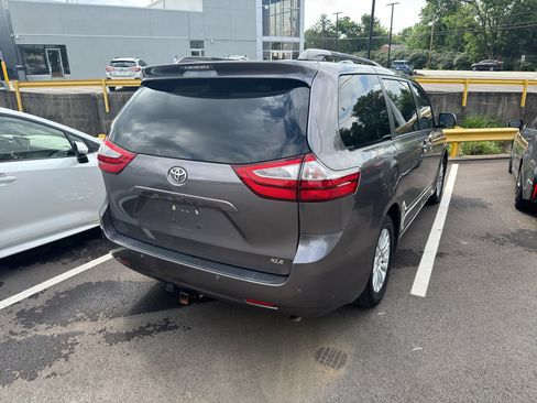 Used 2017 Toyota Sienna XLE w/ XLE Navigation Package FWD image 4