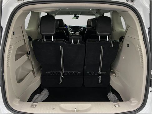 Used 2024 Chrysler Pacifica Touring-L image 6