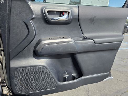 Used 2019 Toyota Tacoma TRD Off-Road w/ Technology Package RWD image 32
