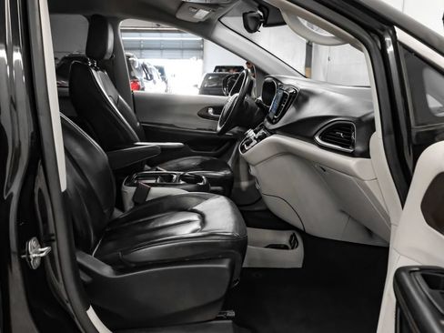 Used 2017 Chrysler Pacifica Touring-L FWD image 31