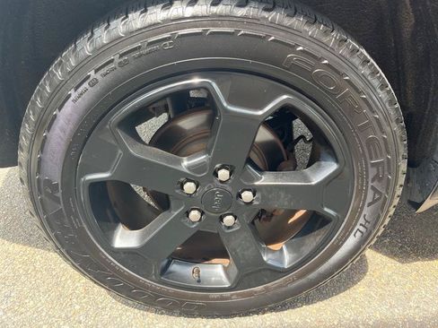 Used 2018 Jeep Grand Cherokee Laredo AWD/4WD image 8