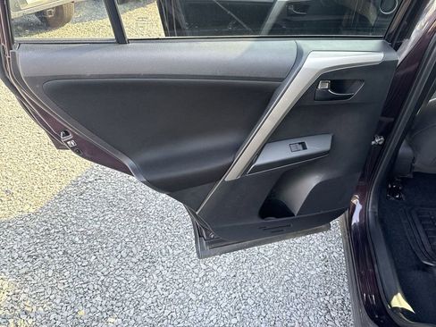 Used 2018 Toyota RAV4 LE FWD image 21