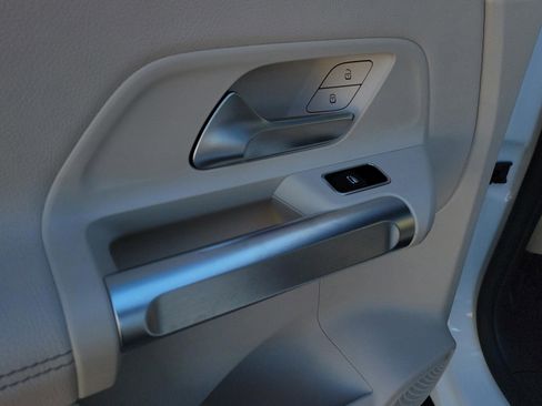 Certified 2025 Mercedes-Benz GLB 250 image 27