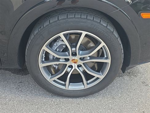 Used 2025 Porsche Cayenne image 13