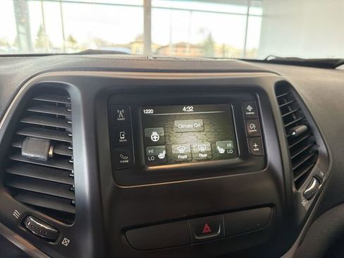 Used 2016 Jeep Cherokee Latitude w/ Cold Weather Group image 28