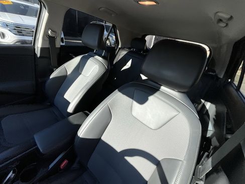 Used 2023 Kia Niro EX image 11