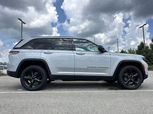 Used 2023 Jeep Grand Cherokee Altitude AWD/4WD image 3