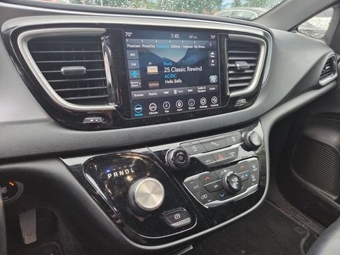 Used 2020 Chrysler Pacifica Touring-L Plus w/ S Appearance Package FWD image 13