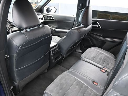 Used 2023 Mitsubishi Outlander SE image 40