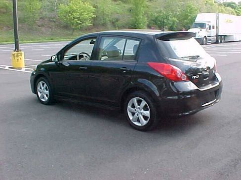 Used 2011 Nissan Versa Hatchback w/ Premium Pkg FWD image 9