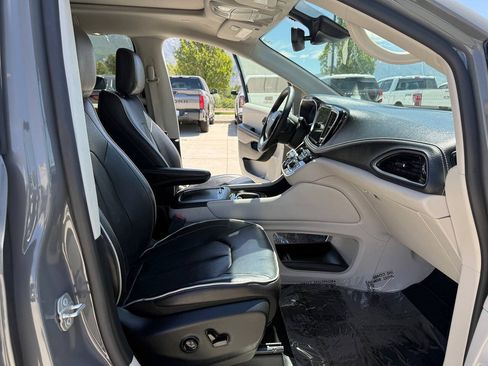 Used 2023 Chrysler Pacifica Limited FWD image 25