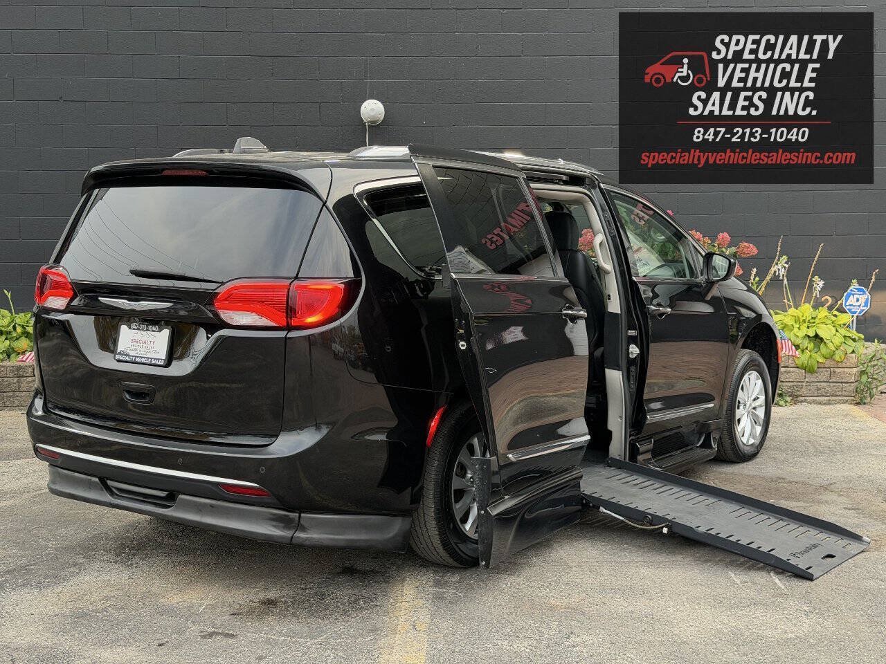 Used 2018 Chrysler Pacifica Touring-L FWD image 1
