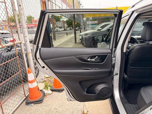 Used 2019 Nissan Rogue SL w/ Premium Package AWD/4WD image 24