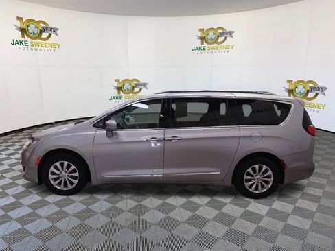 Used 2018 Chrysler Pacifica Touring-L image 6