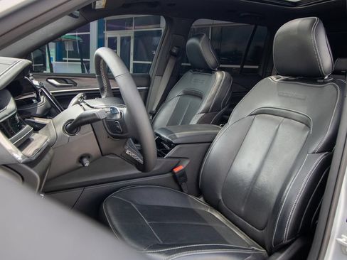 Used 2023 Jeep Grand Cherokee Overland RWD image 8