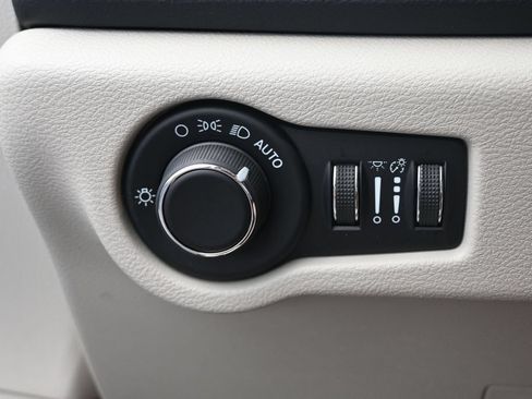 Used 2023 Chrysler Voyager LX FWD image 31